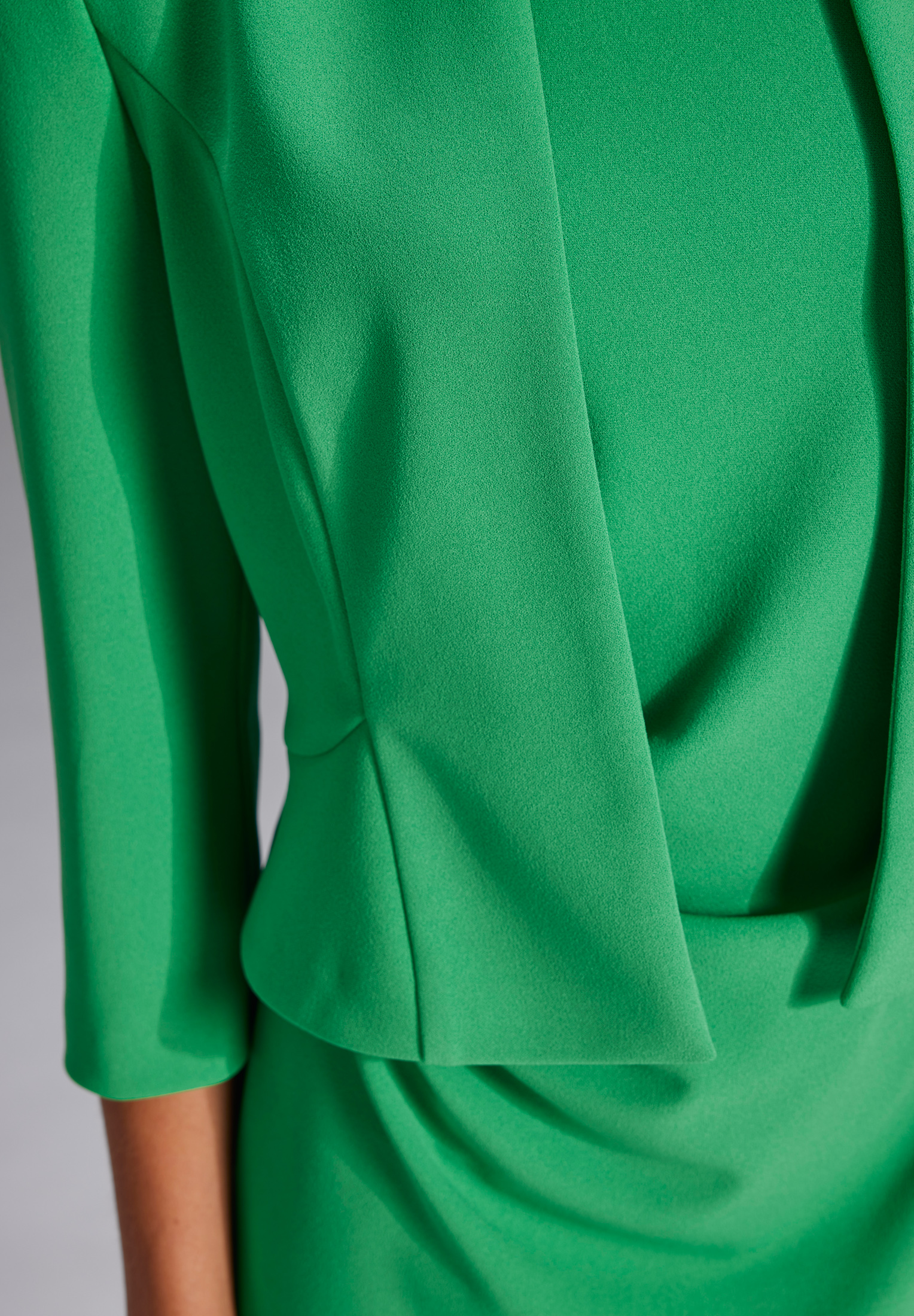 Swing Taillierte Jacke aus Jersey Cr pe basil green 2